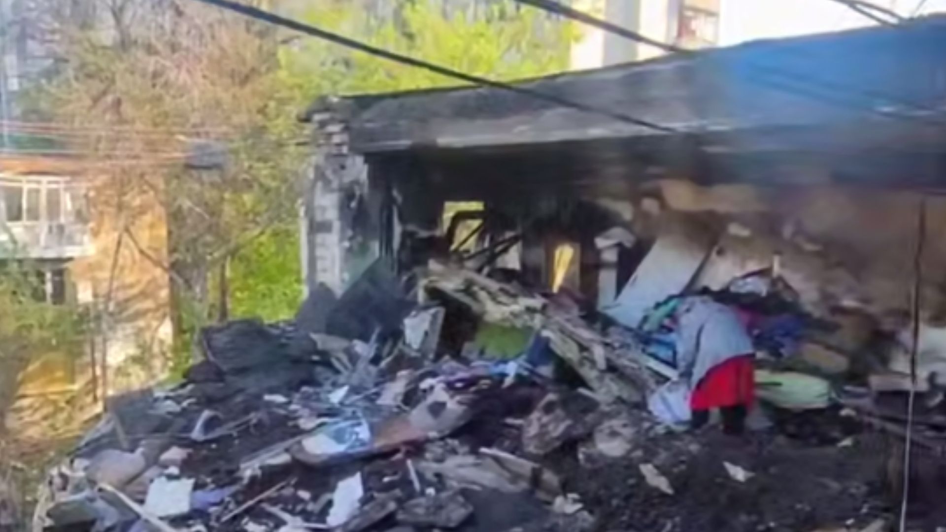 Запорожцы на руинах собственного жилья ищут что-то уцелевшее