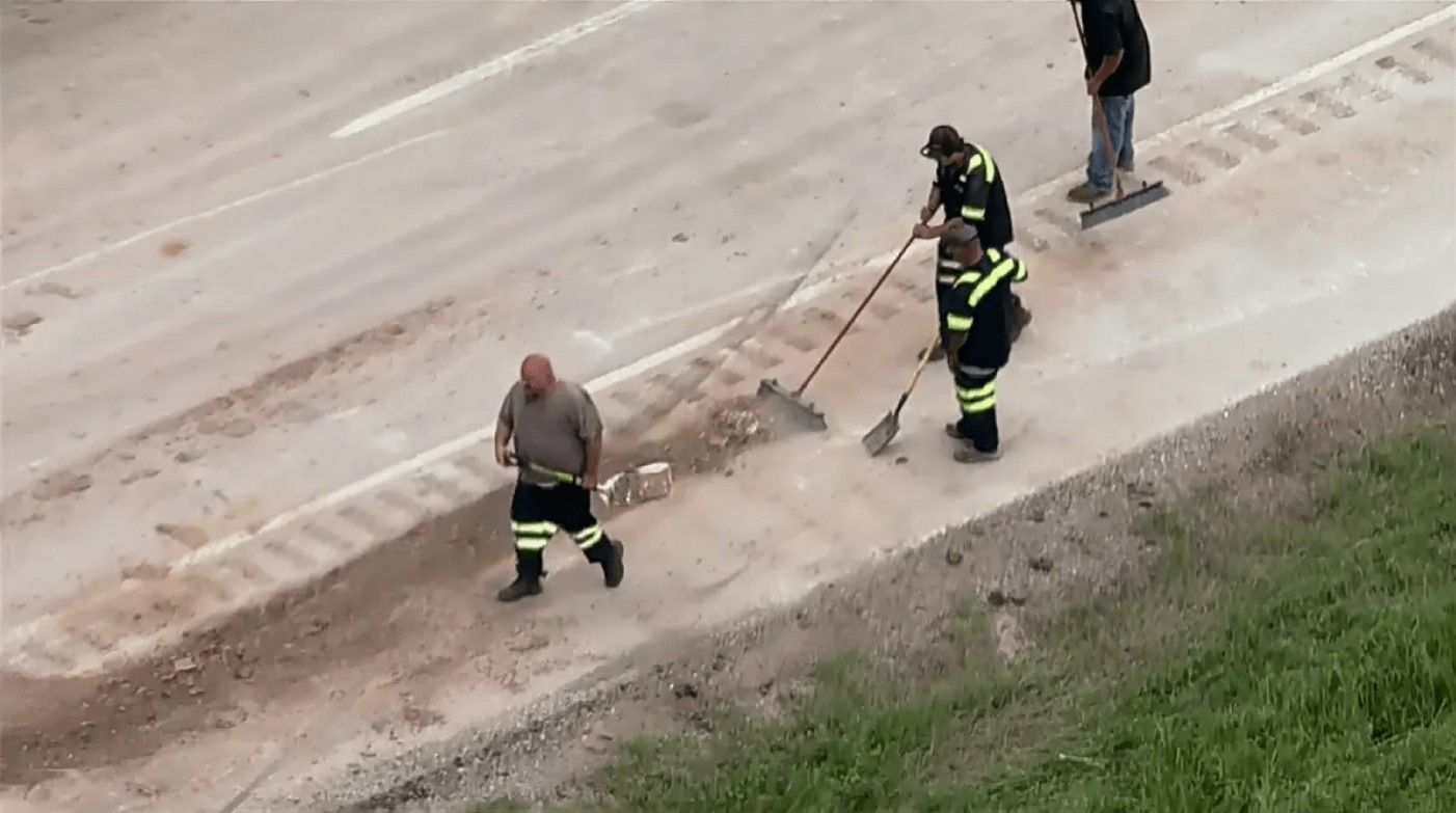 У США через ДТП жваву трасу завалило монетами - відео У США через ДТП жваву трасу завалило монетами - відео