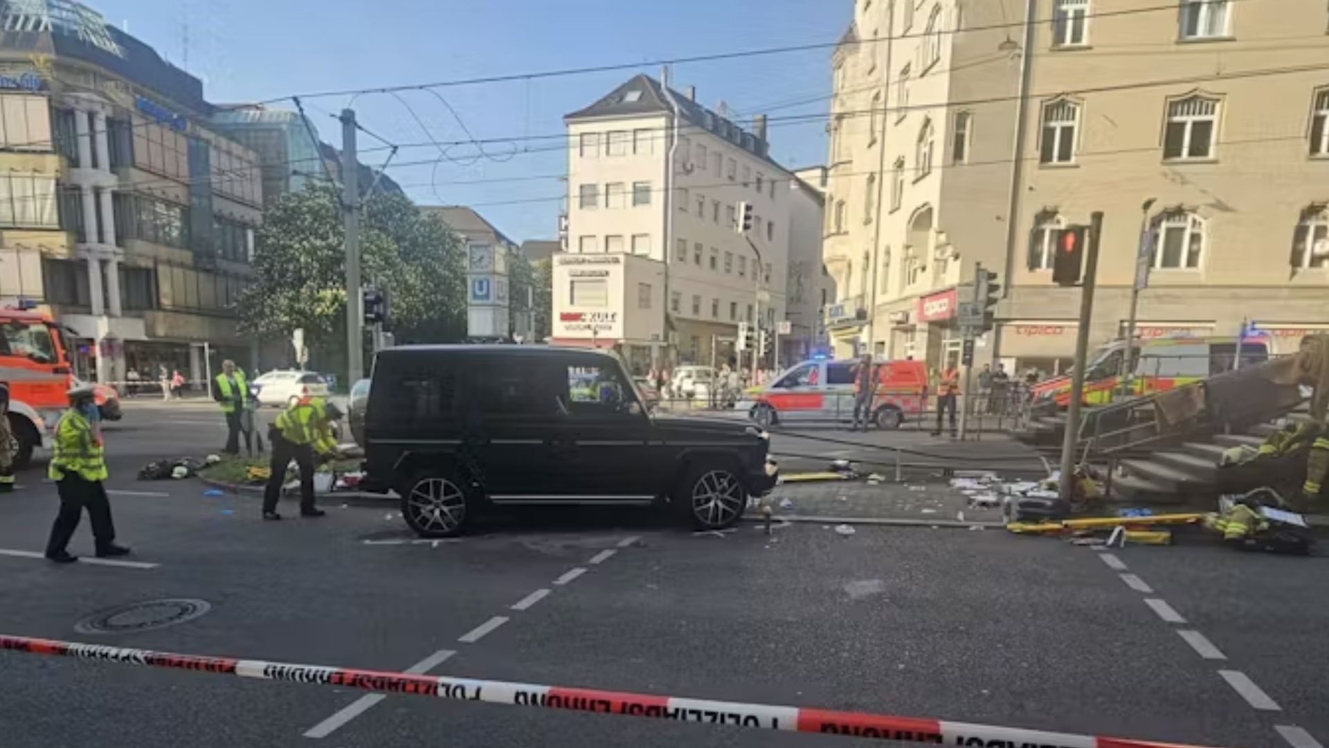 В Штутгарте авто въехало в толпу на улице