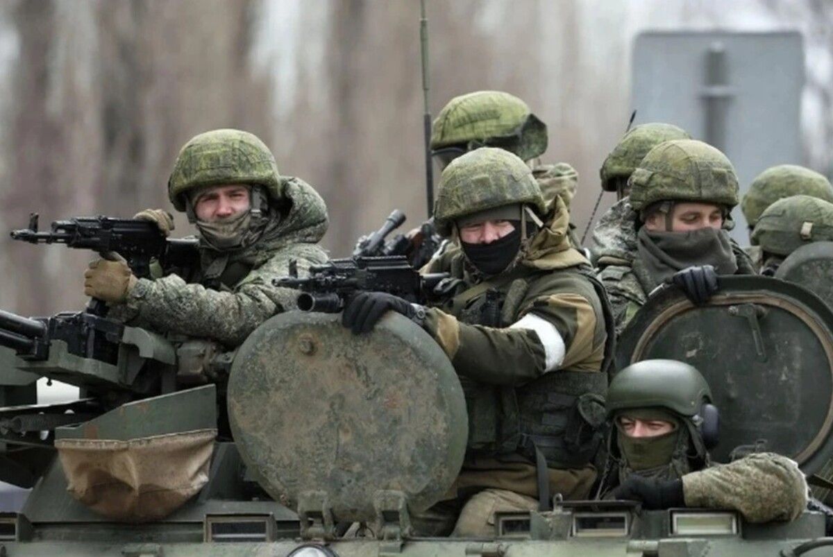 Российские оккупанты с оружием в руках Российские оккупанты с оружием в руках