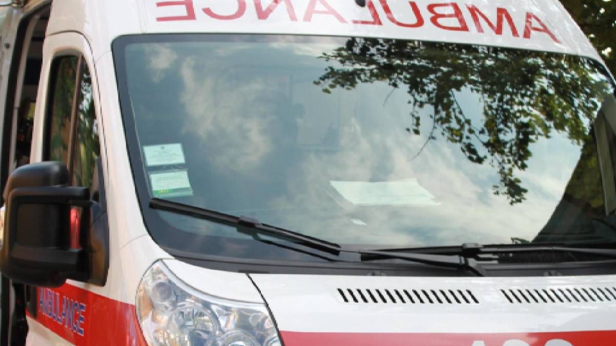 В Харькове мужчина напал на бригаду скорой помощи В Харькове мужчина напал на бригаду скорой помощи