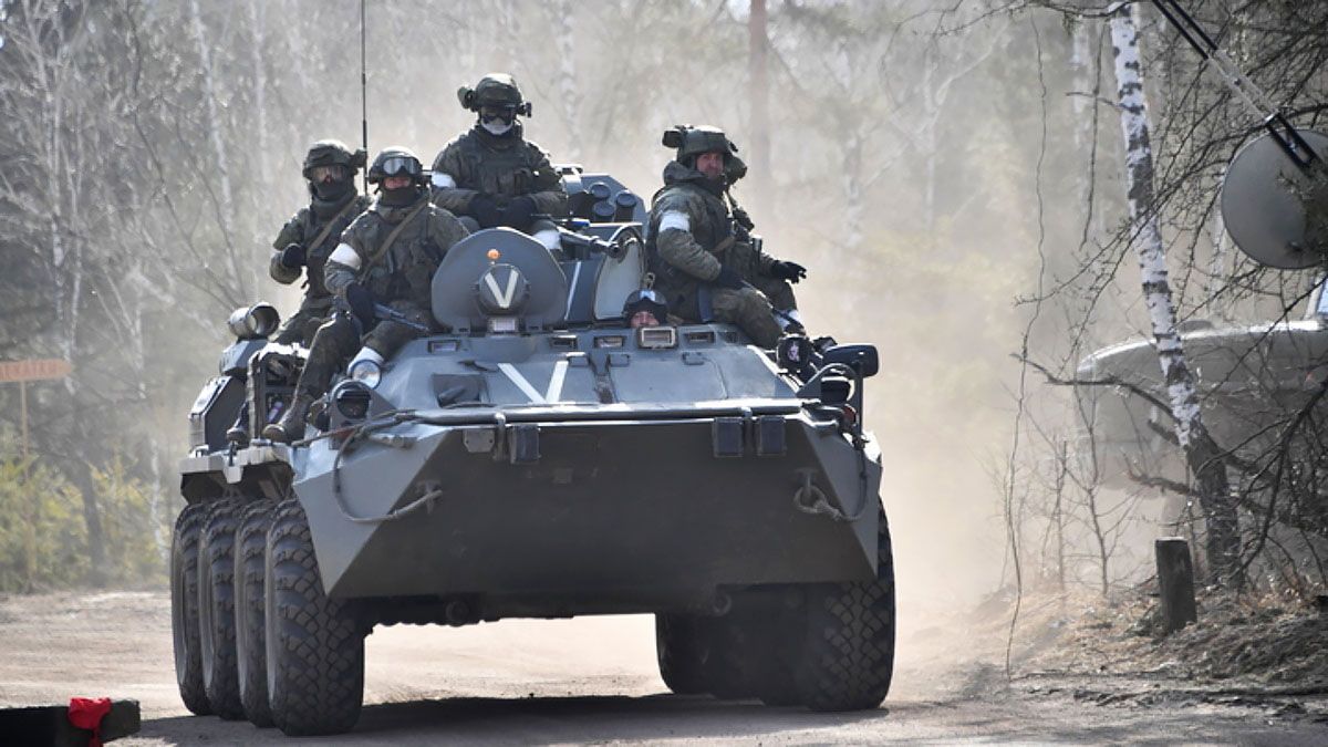 Російські окупанти на військовій техніці Російські окупанти на військовій техніці