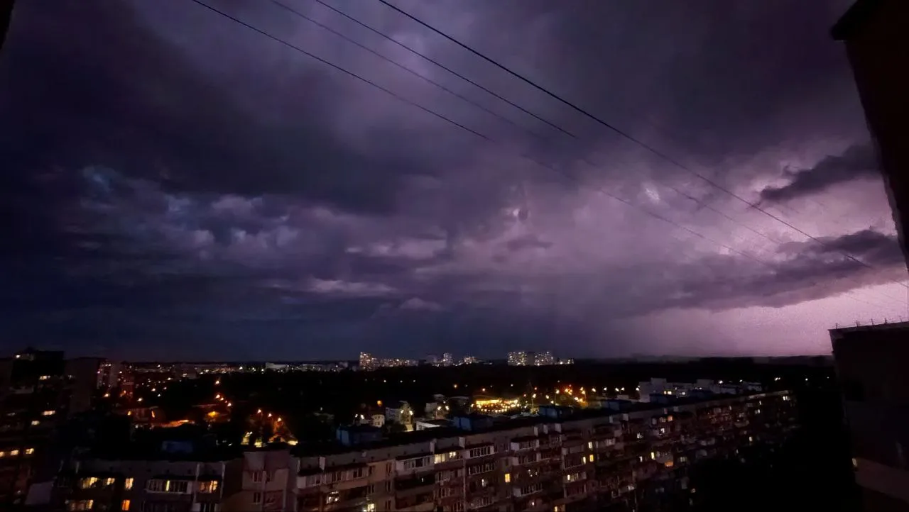 гроза накрила Київ сьогодні - неймовірне фото гроза накрила Київ сьогодні - неймовірне фото