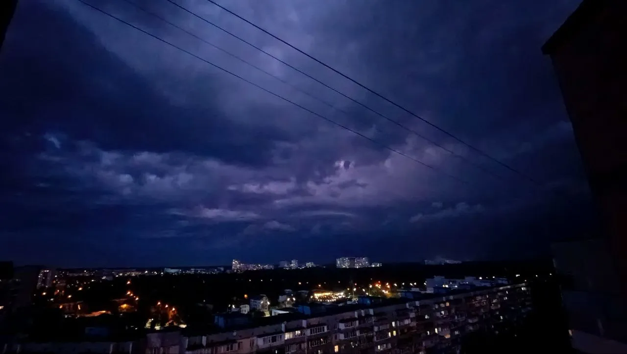 киян фотографують грозу сьогодні 4 травня 2025 киян фотографують грозу сьогодні 4 травня 2025