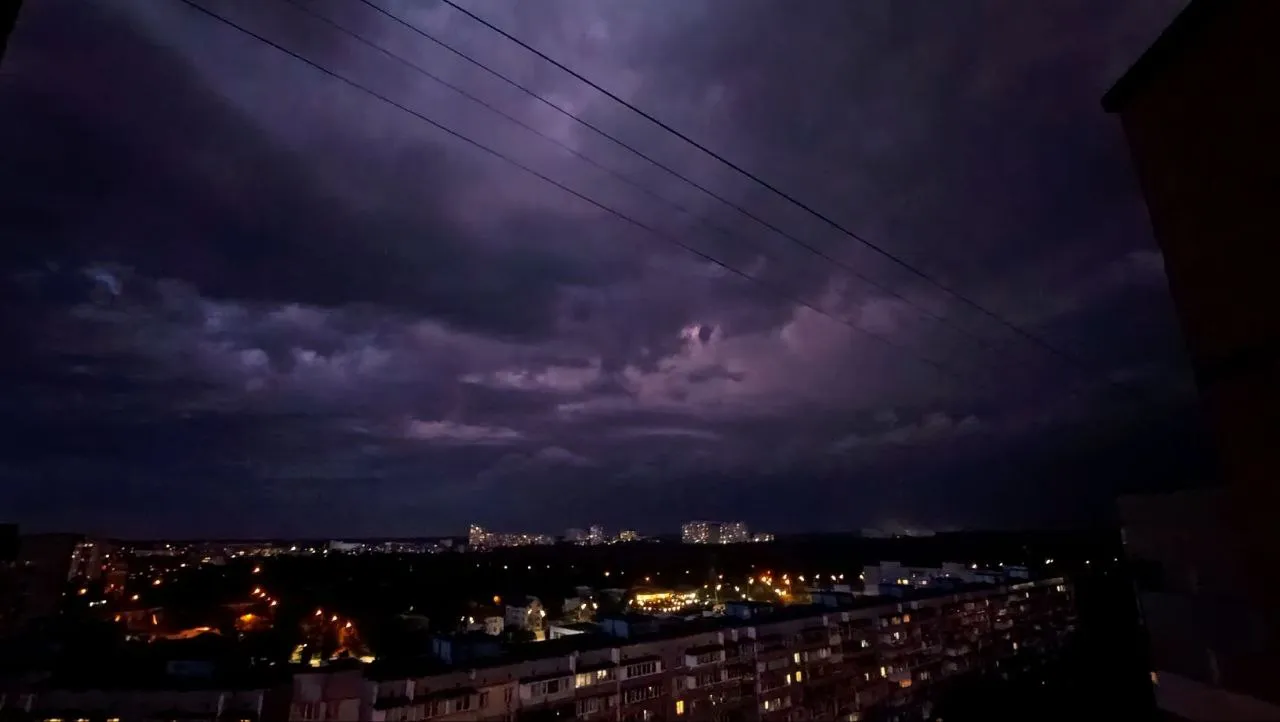 у Києві гроза 4 травня 2025 - фантастичні фото у Києві гроза 4 травня 2025 - фантастичні фото