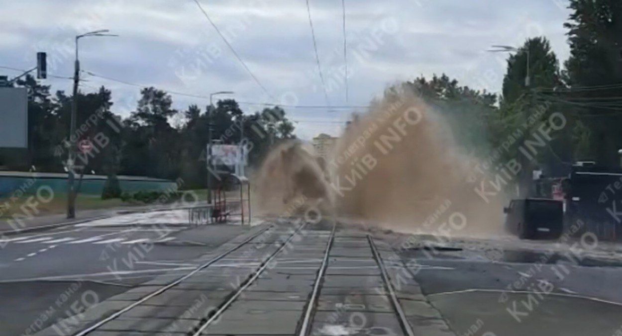 Прорив трубопроводу у Києві Прорив трубопроводу у Києві