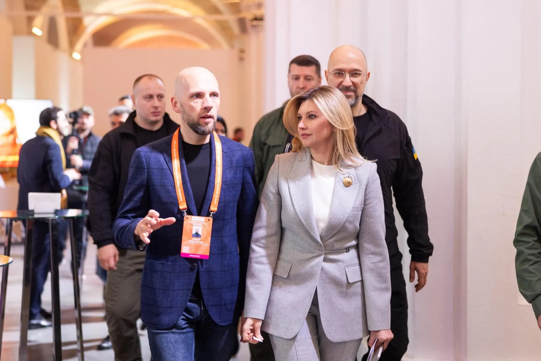 Вони не міністри, не чиновники й навіть не держслужбовці. Але можуть впливати на перебіг реформ більше, ніж певні відомчі департаменти. Команди підтримки реформ – це спеціальні групи фахівців, які діють при Кабміні: розробляють стратегії, інколи беруть участь у робочих поїздках, зустрічаються з донорами та консультують чиновників. Формально вони лише радники, а неформально – часто ті, хто визначає, як виглядатиме та чи та реформа на практиці. Реформи без контролю? Чому можна бути "радником" і заробляти мільйони на державі – розслідування - INFBusiness