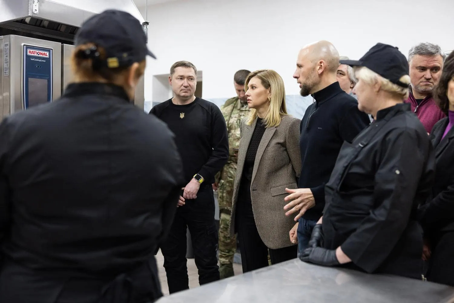 Вони не міністри, не чиновники й навіть не держслужбовці. Але можуть впливати на перебіг реформ більше, ніж певні відомчі департаменти. Команди підтримки реформ – це спеціальні групи фахівців, які діють при Кабміні: розробляють стратегії, інколи беруть участь у робочих поїздках, зустрічаються з донорами та консультують чиновників. Формально вони лише радники, а неформально – часто ті, хто визначає, як виглядатиме та чи та реформа на практиці. Реформи без контролю? Чому можна бути "радником" і заробляти мільйони на державі – розслідування - INFBusiness