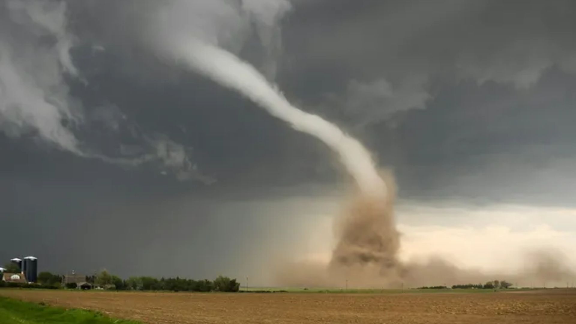 В Украине летом могут быть смерчи и торнадо летом В Украине летом могут быть смерчи и торнадо летом