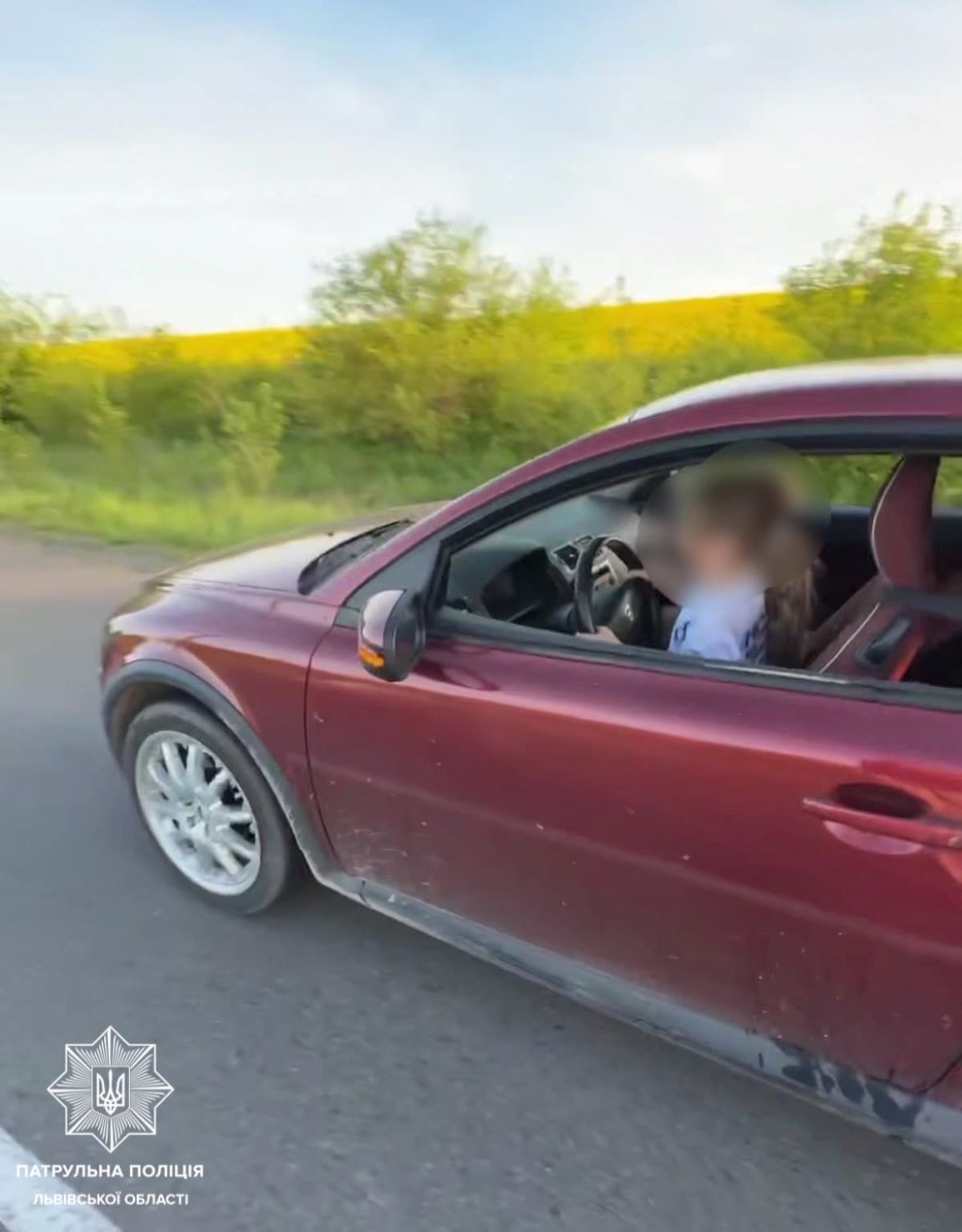 Малолітня дівчинка керує автомобілем Малолітня дівчинка керує автомобілем