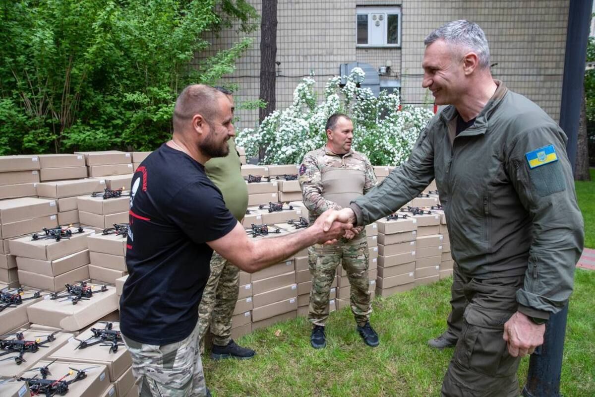 Кличко передав від громади Києва велику партію дронів 72 бригаді на найгарячіший напрямок Кличко передав від громади Києва велику партію дронів 72 бригаді на найгарячіший напрямок