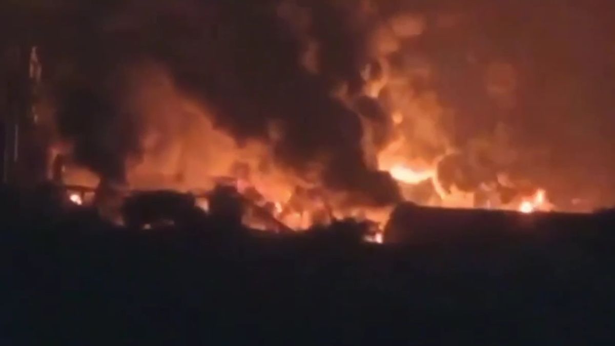 Израиль массированно атаковал порт в Йемене Израиль массированно атаковал порт в Йемене