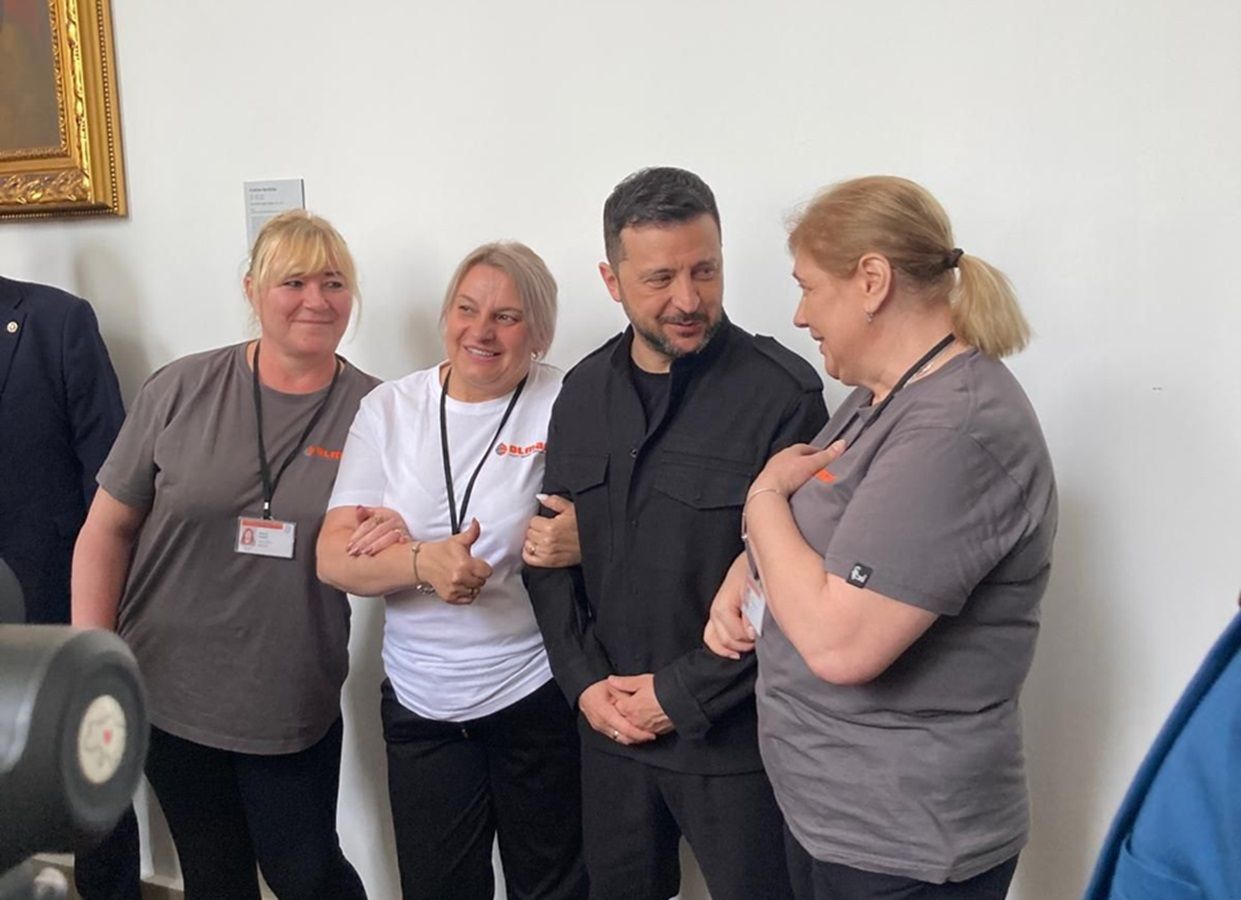 Зеленський під час візиту до парламенту Чехії сфотографувався з українками-прибиральницями Зеленський під час візиту до парламенту Чехії сфотографувався з українками-прибиральницями