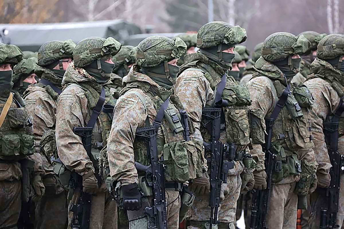 Російські окупанти зі зброєю Російські окупанти зі зброєю