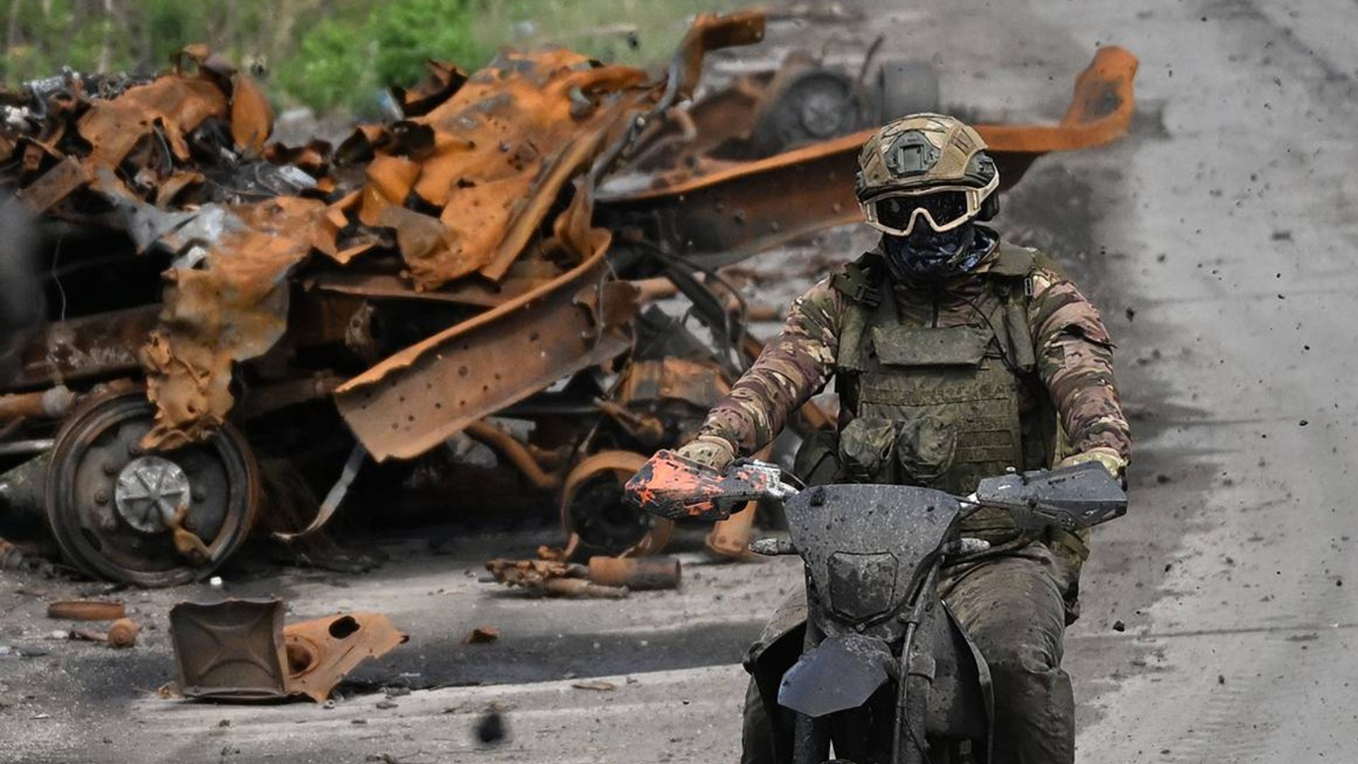 Россияне штурмуют на мотоциклах Россияне штурмуют на мотоциклах