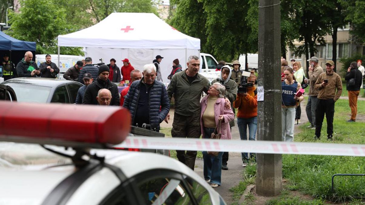 Мэр Киева пообщался с людьми, которые пострадали в результате ночной атаки на Киев Мэр Киева пообщался с людьми, которые пострадали в результате ночной атаки на Киев