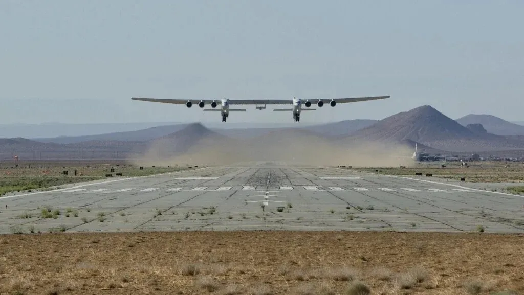 Самолет Roc, который запускает Talon-A2 Самолет Roc, который запускает Talon-A2