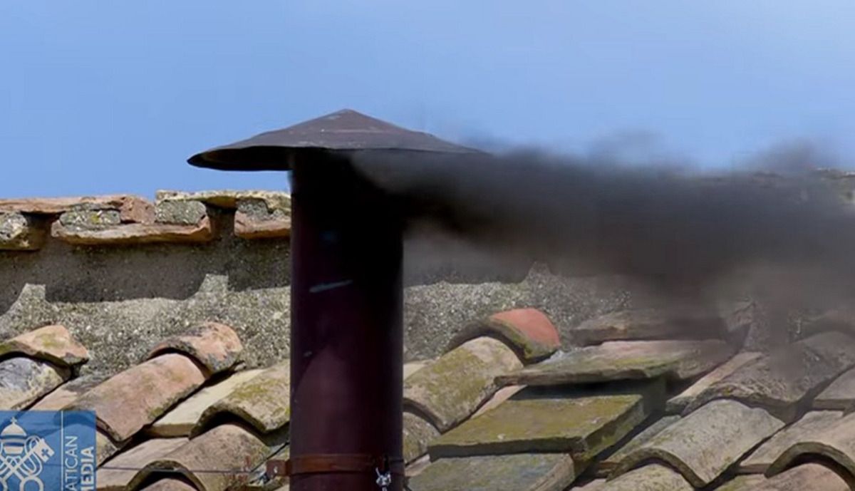 Папу не избрали снова - над Ватиканом черный дым