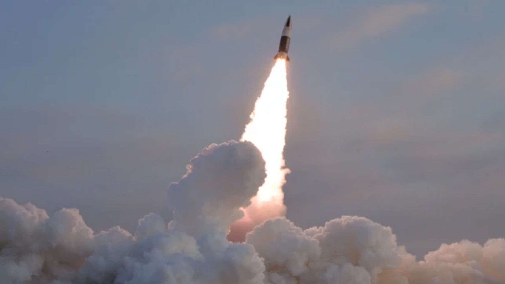 КНДР запустила баллистические ракеты в сторону Японии КНДР запустила баллистические ракеты в сторону Японии