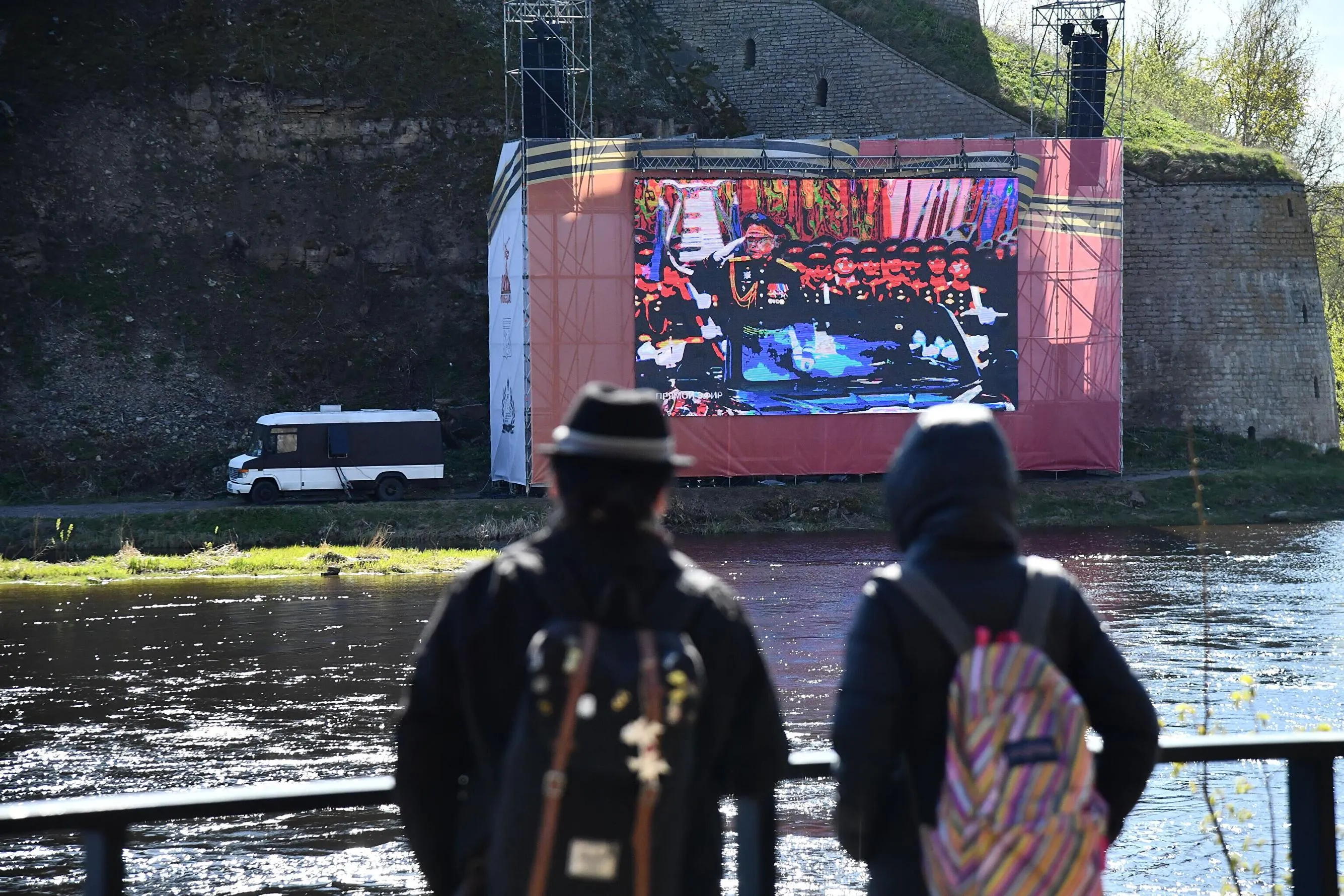 Трансляція військового параду Росії на березі річки Нарва