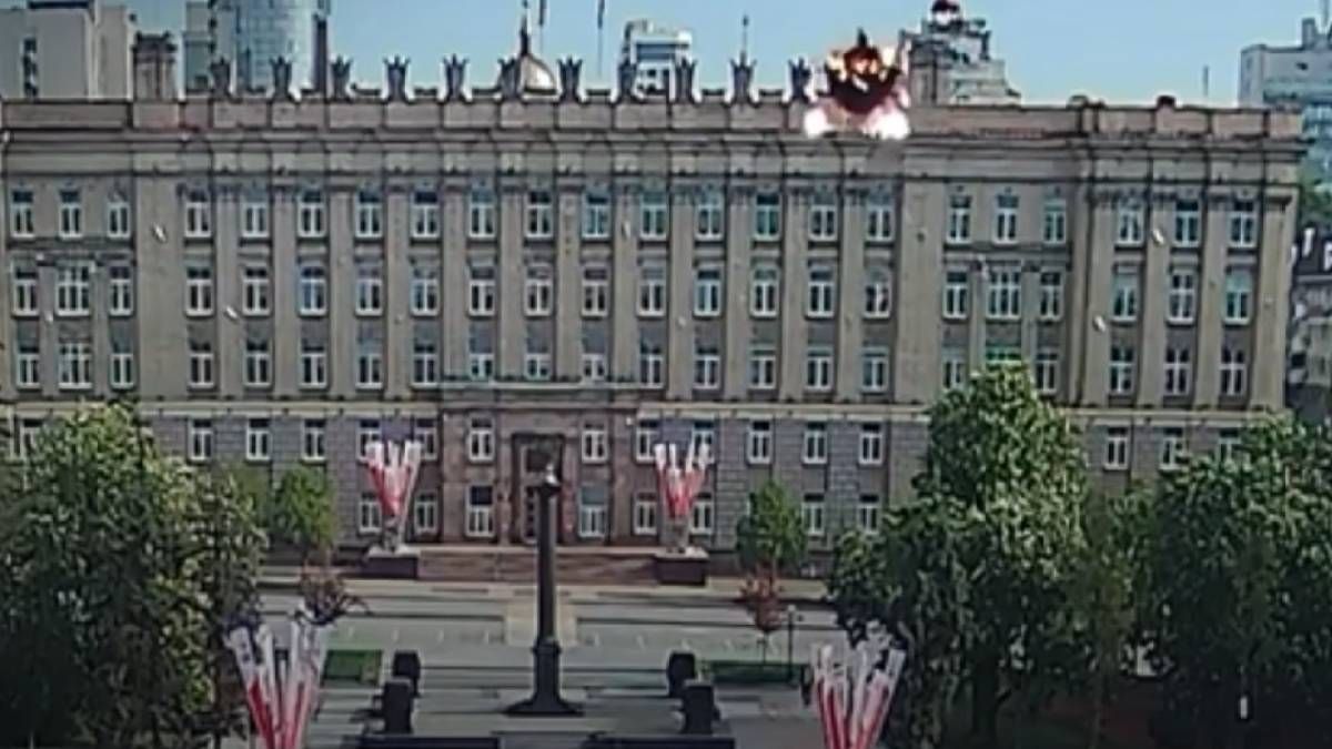 Оккупанты говорят об ударе беспилотником по правительственному зданию в Белгороде Оккупанты говорят об ударе беспилотником по правительственному зданию в Белгороде