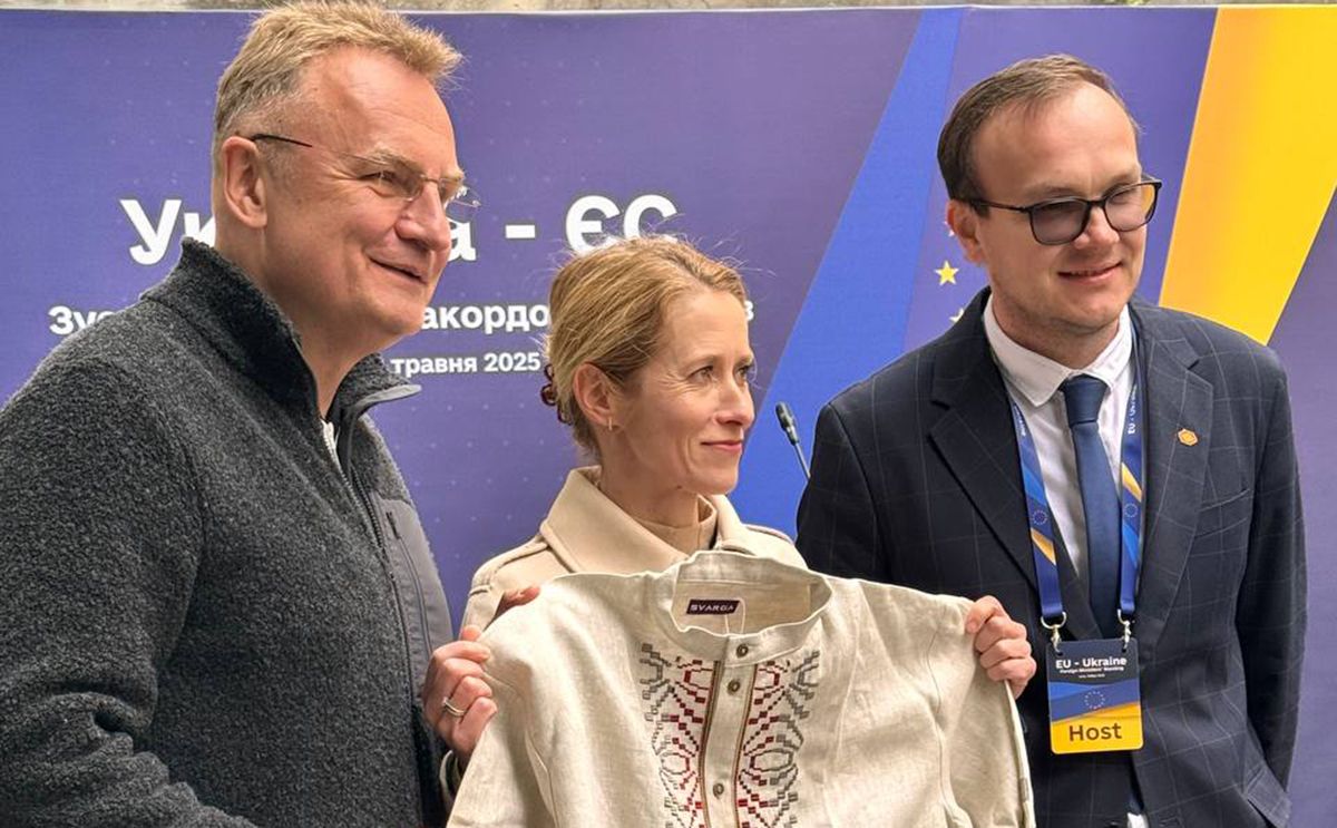 Кайе Каллас подарили вышиванку