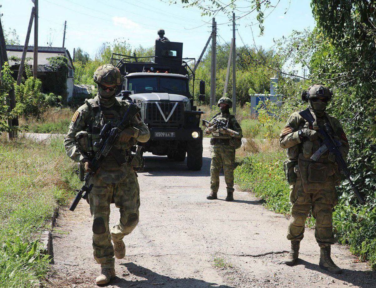 Російські окупанти зі зброєю в руках Російські окупанти зі зброєю в руках