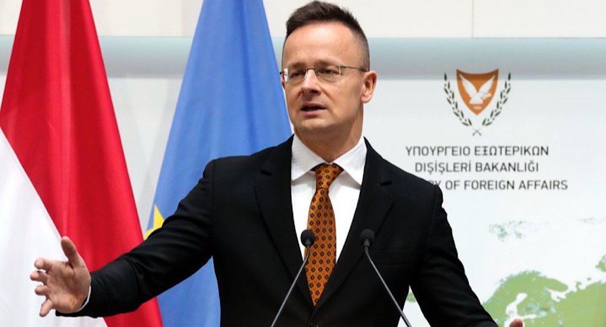 Сийярто надеется, что Трамп "уладит" войну в Украине