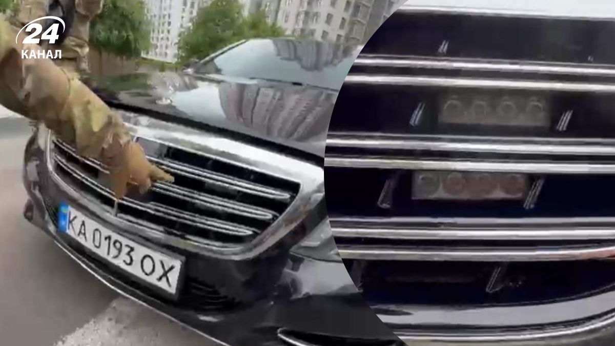 З авто Умки зняли спецсигнали З авто Умки зняли спецсигнали