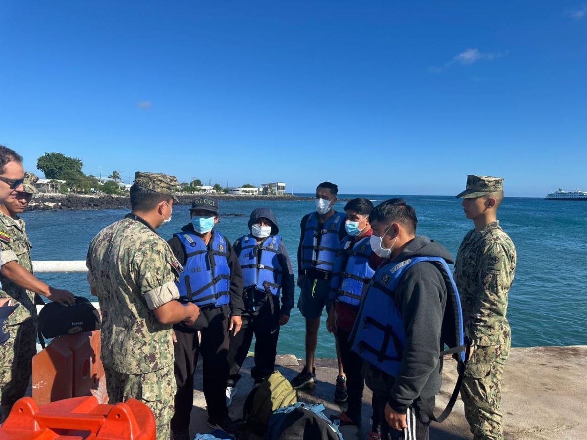 Мужчины пили дождевую воду и варили пойманную рыбу