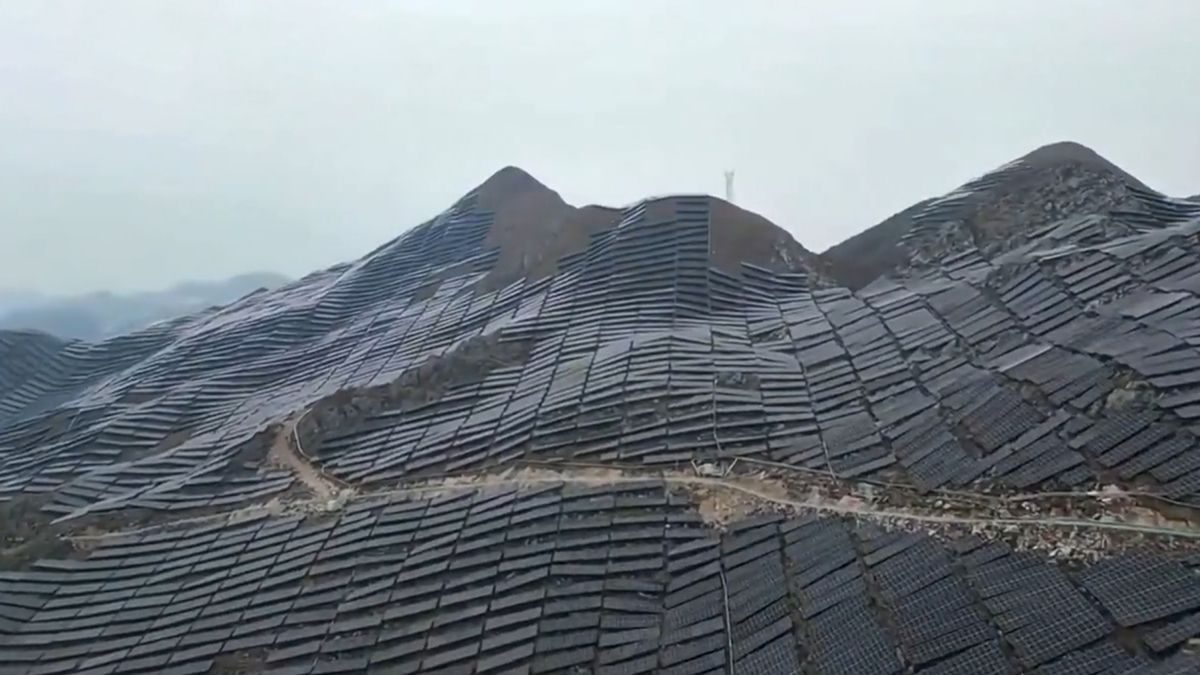 Китай покрыл целый горный хребет солнечными панелями Китай покрыл целый горный хребет солнечными панелями