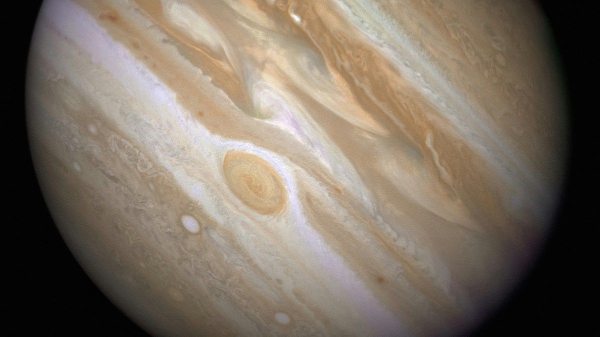 James Webb показал яркие и динамичные полярные сияния на поверхности Юпитера James Webb показал яркие и динамичные полярные сияния на поверхности Юпитера