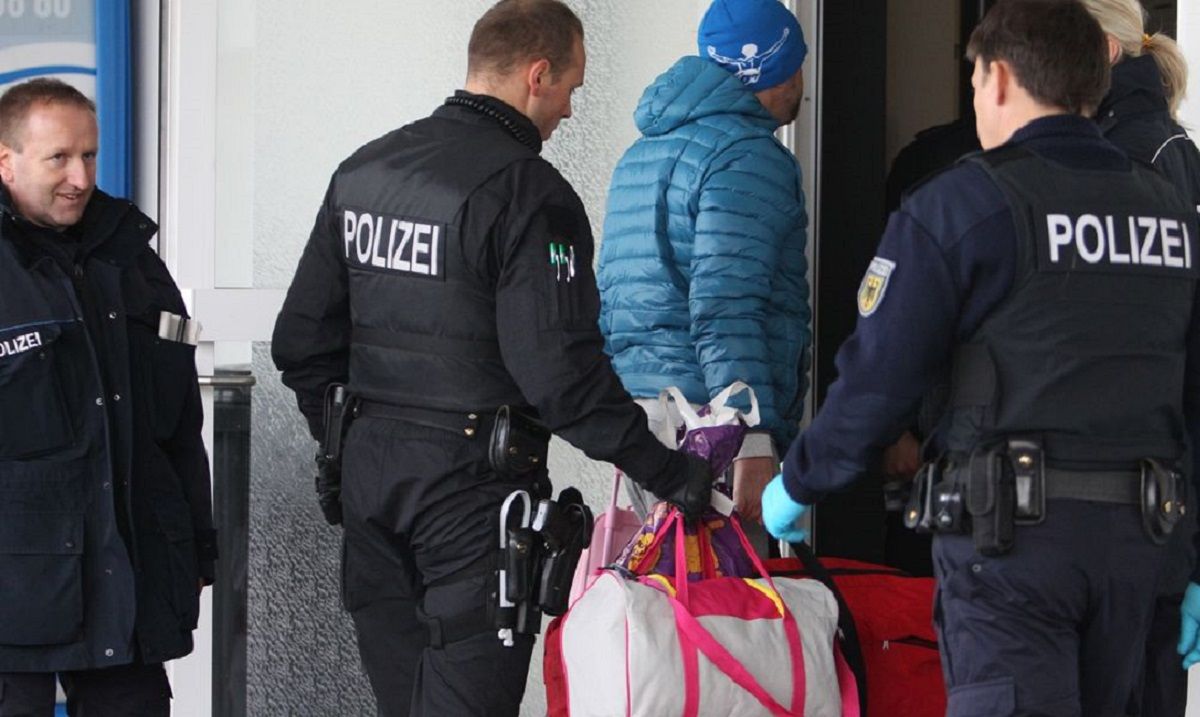 Чоловіка депортують з Німеччини Чоловіка депортують з Німеччини