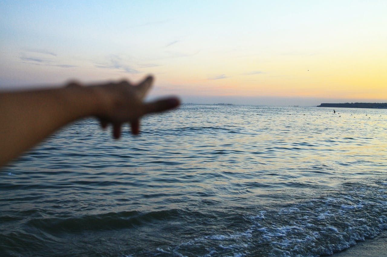 Палець показує на море