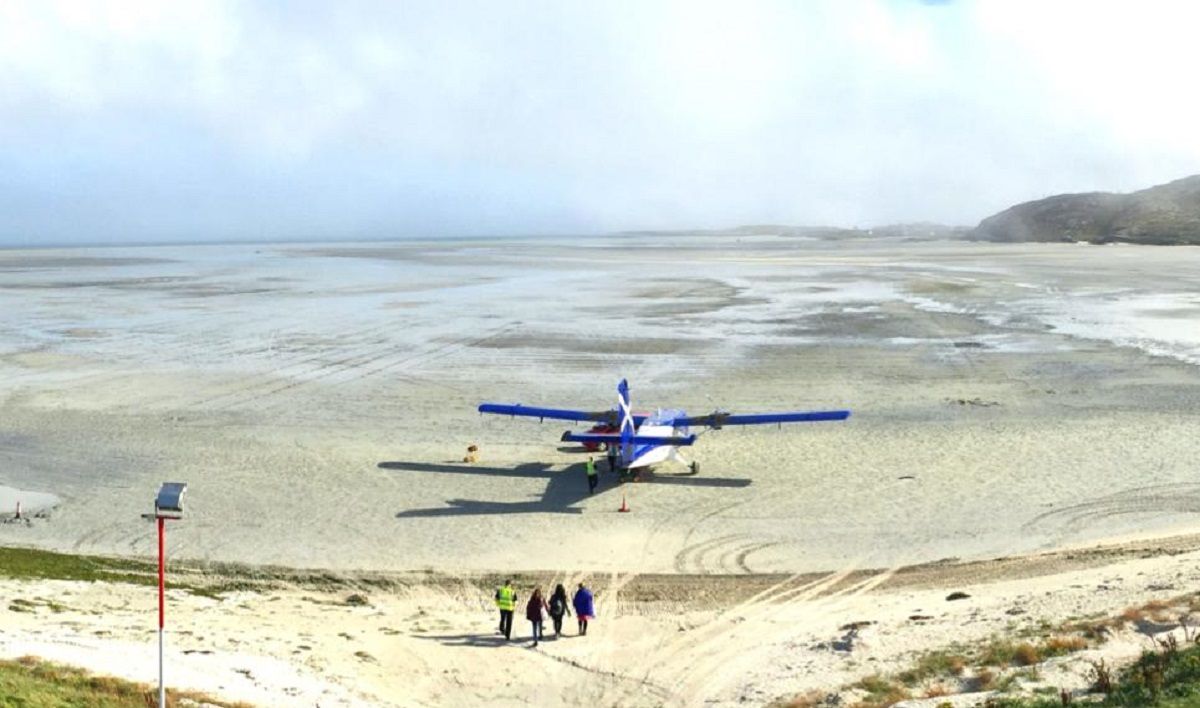 Аеропорт на пляжі острова Барра в Шотландії Аеропорт на пляжі острова Барра в Шотландії