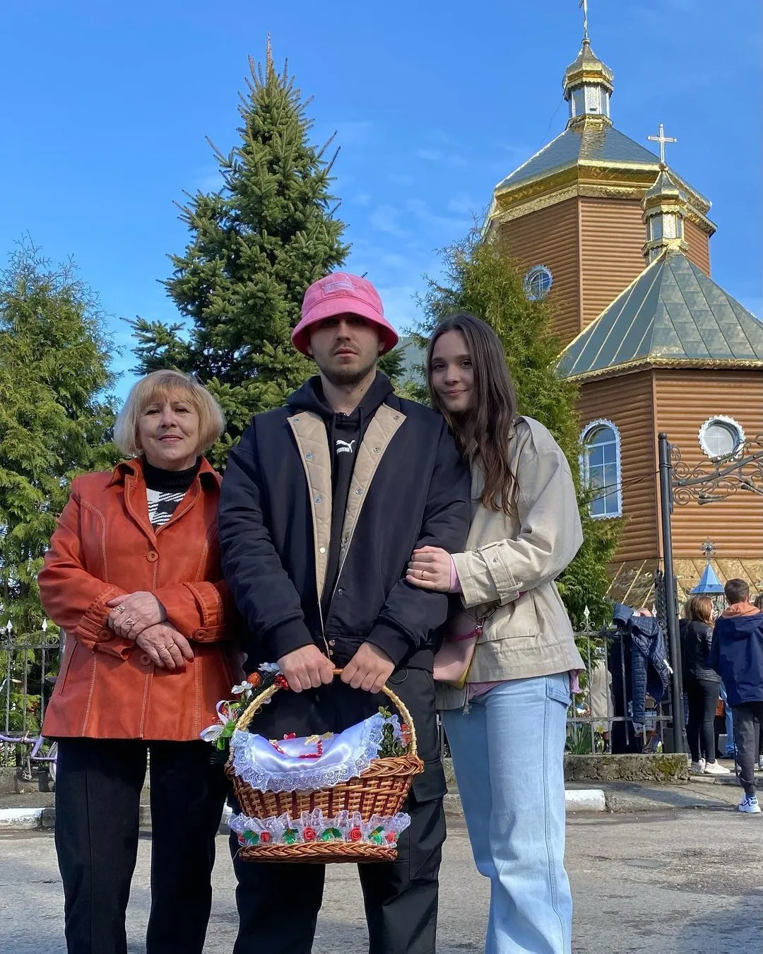 Олег Псюк з мамою і коханою Олег Псюк з мамою і коханою