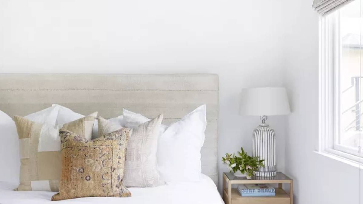 Як ставити ліжко у спальні