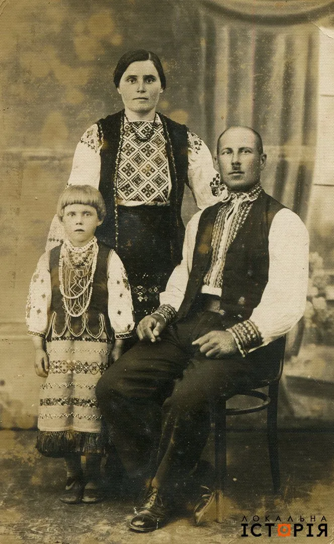 Семья в вышиванках Семья в вышиванках