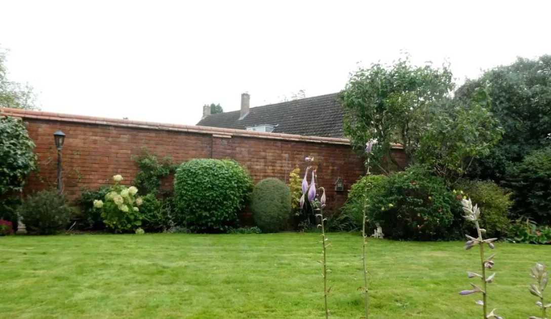 Мужчина разъярен из-за появления нового дома возле его дома Мужчина разъярен из-за появления нового дома возле его дома