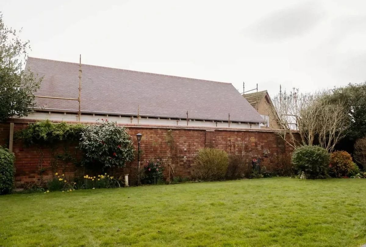 Мужчина вернулся из отпуска домой и увидел возле своего сада дом Мужчина вернулся из отпуска домой и увидел возле своего сада дом