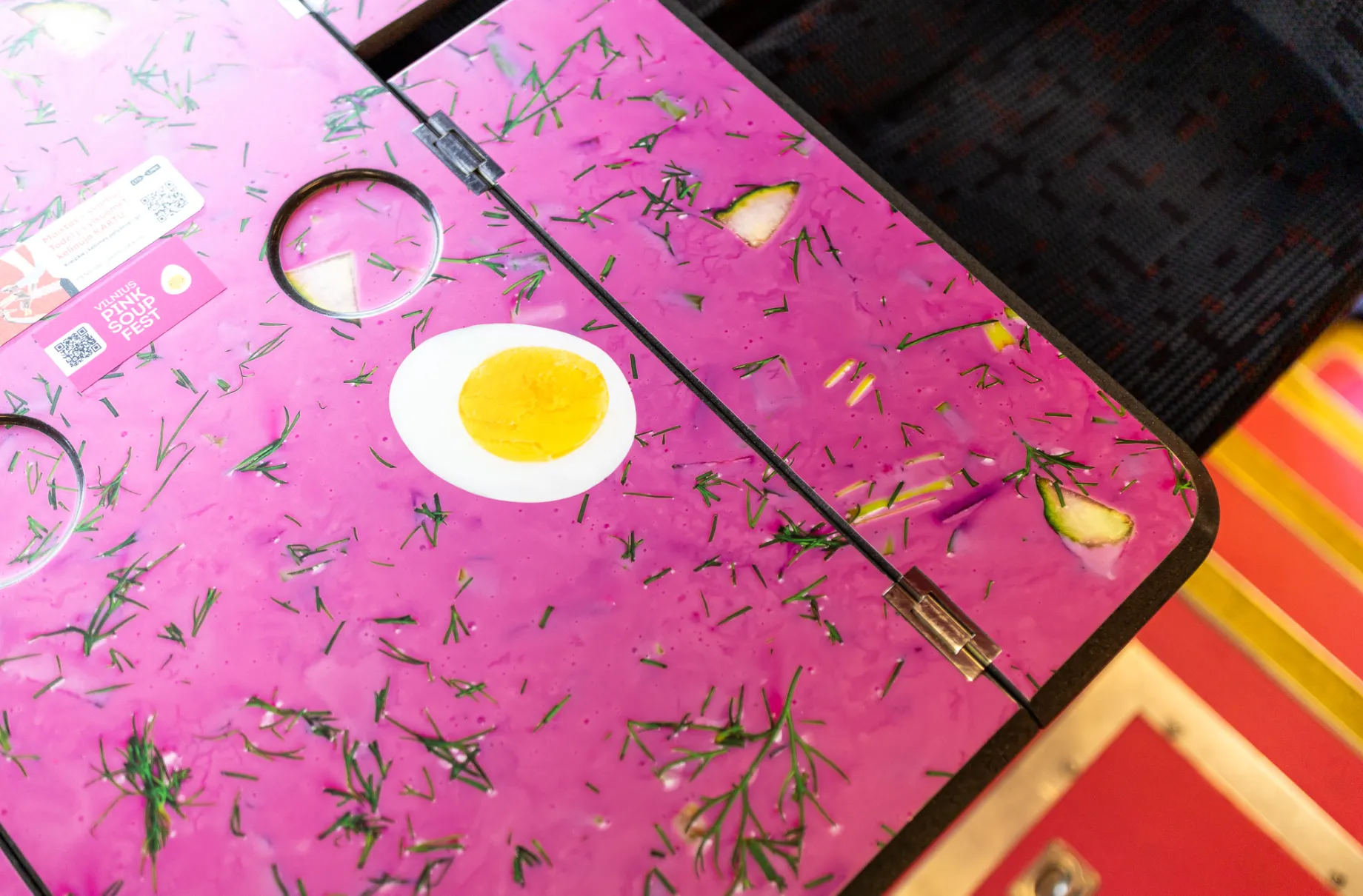 Столики у рожевому вагоні-холоднику Столики у рожевому вагоні-холоднику