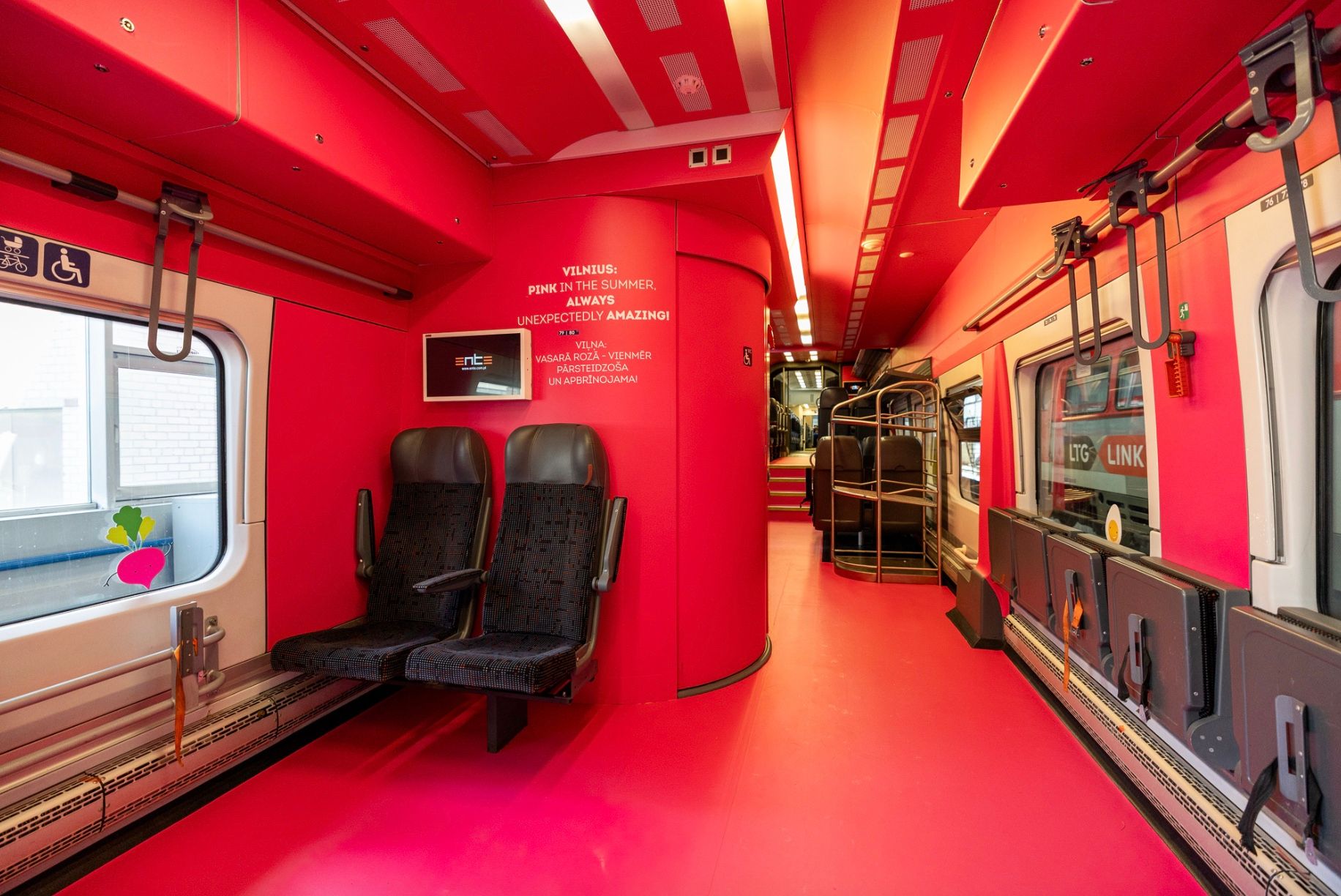 Из Вильнюса в Ригу будет ходить розовый вагон-холодник Из Вильнюса в Ригу будет ходить розовый вагон-холодник