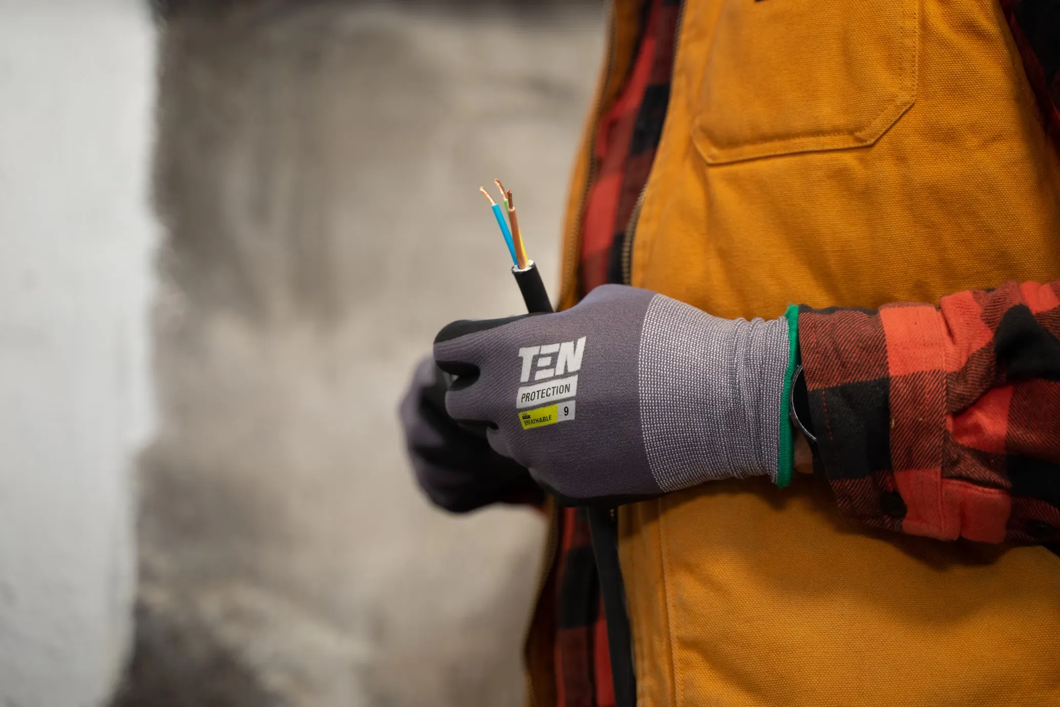 Електричні проводи в руках Електричні проводи в руках