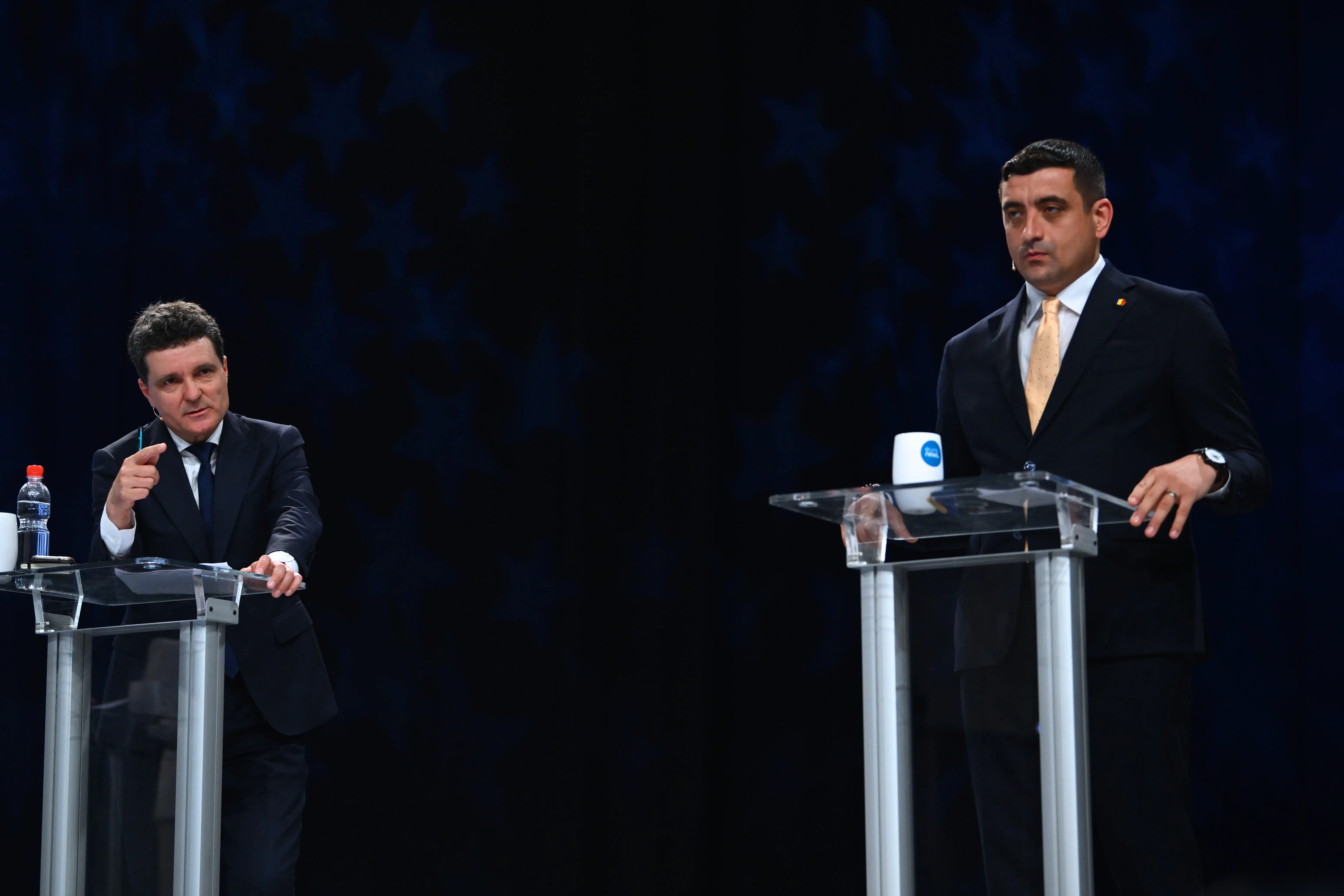 Проєвропейський незалежний кандидат у президенти і мер Бухареста Нікусор Дан (ліворуч) бере участь у передвиборчих дебатах з кандидатом у президенти і лідером AUR Джорджем Сіміоном перед другим туром повторних президентських виборів в Румунії 2025 Проєвропейський незалежний кандидат у президенти і мер Бухареста Нікусор Дан (ліворуч) бере участь у передвиборчих дебатах з кандидатом у президенти і лідером AUR Джорджем Сіміоном перед другим туром повторних президентських виборів в Румунії 2025