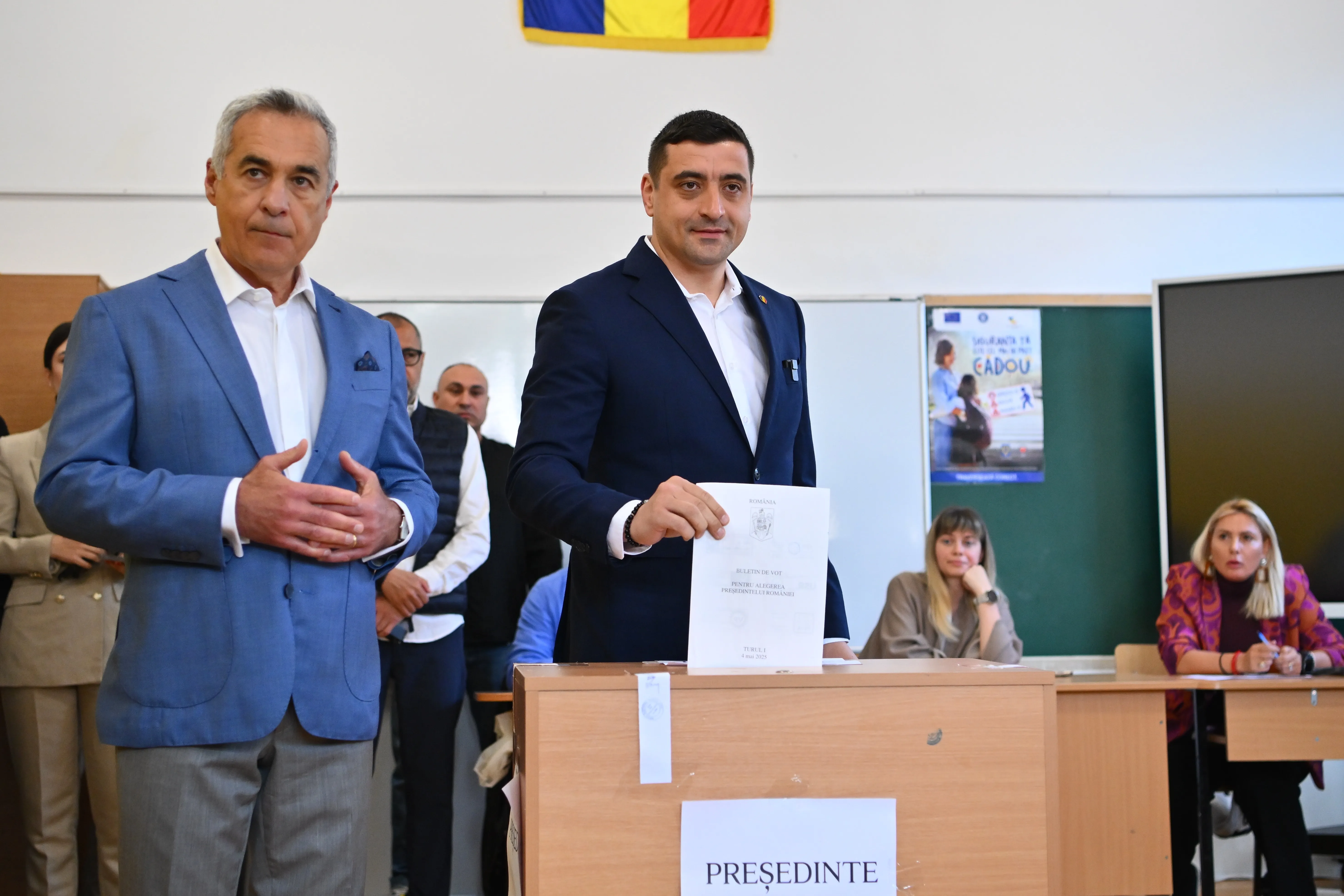 Лідер AUR та кандидат у президенти Румунії Джордже Сіміон голосує поруч з колишнім кандидатом Келіном Джорджеску під час першого туру президентських виборів 4 травня 2025 року Лідер AUR та кандидат у президенти Румунії Джордже Сіміон голосує поруч з колишнім кандидатом Келіном Джорджеску під час першого туру президентських виборів 4 травня 2025 року
