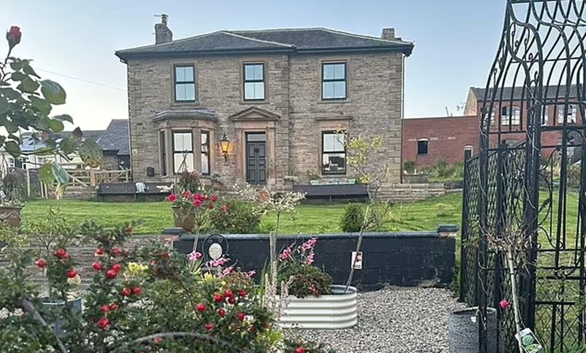 Пенсионеры превратили заброшенный особняк в дом для вечеринок Пенсионеры превратили заброшенный особняк в дом для вечеринок