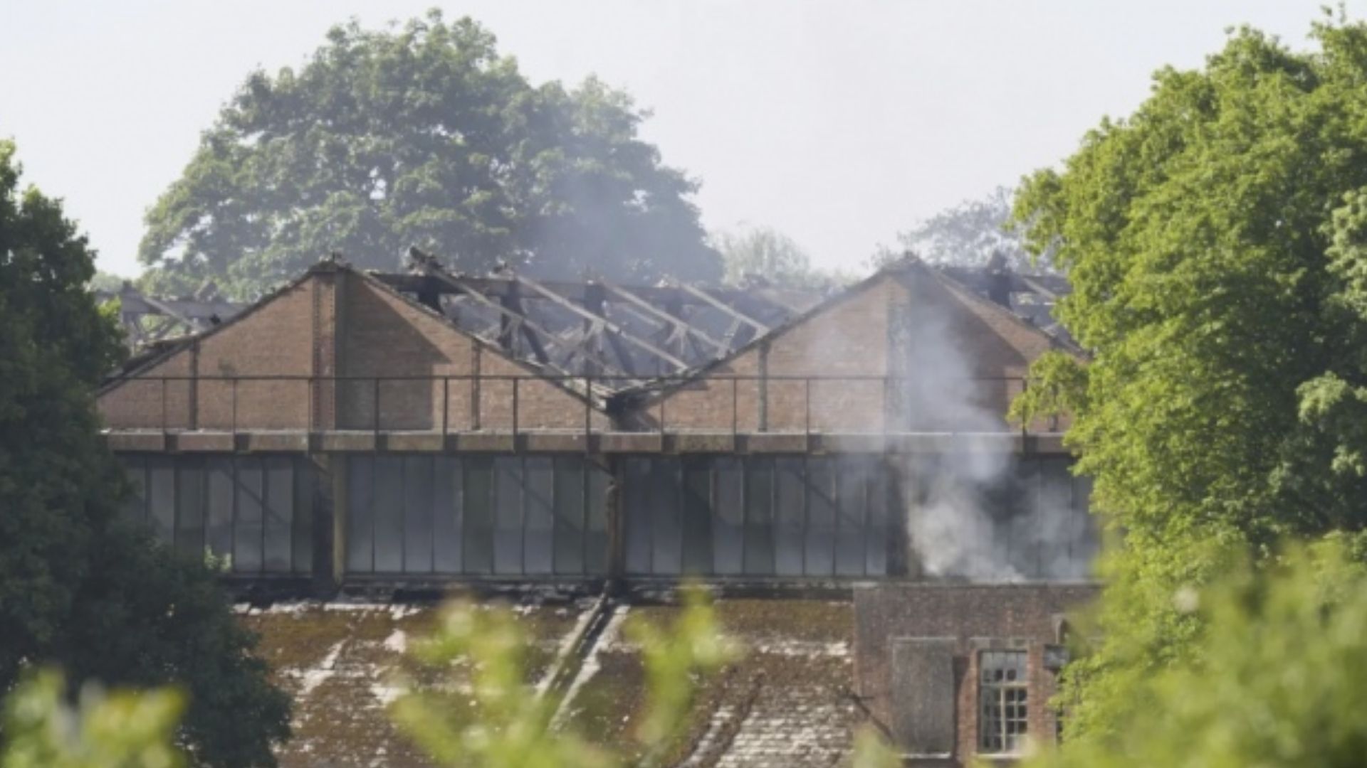 В Британии горит бывшая военная база: есть трое погибших - 24 Канал