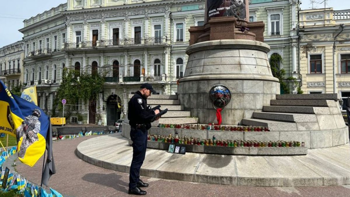 В Одессе на постаменте, где стояла Екатерина II, заметили краски в цветах российского флага В Одессе на постаменте, где стояла Екатерина II, заметили краски в цветах российского флага