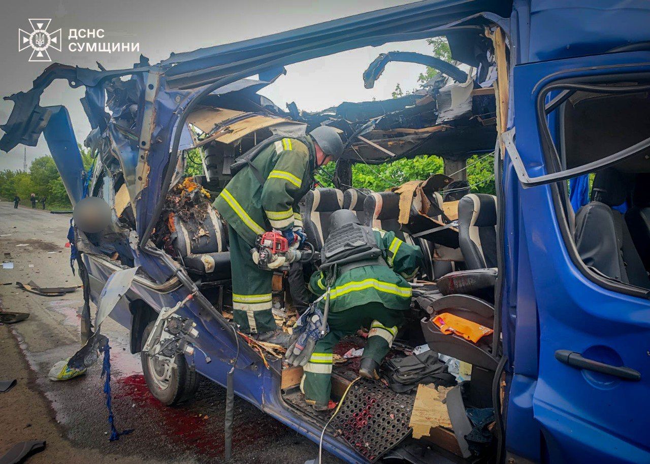 Росіяни вдарили по автобусу з мирними жителями