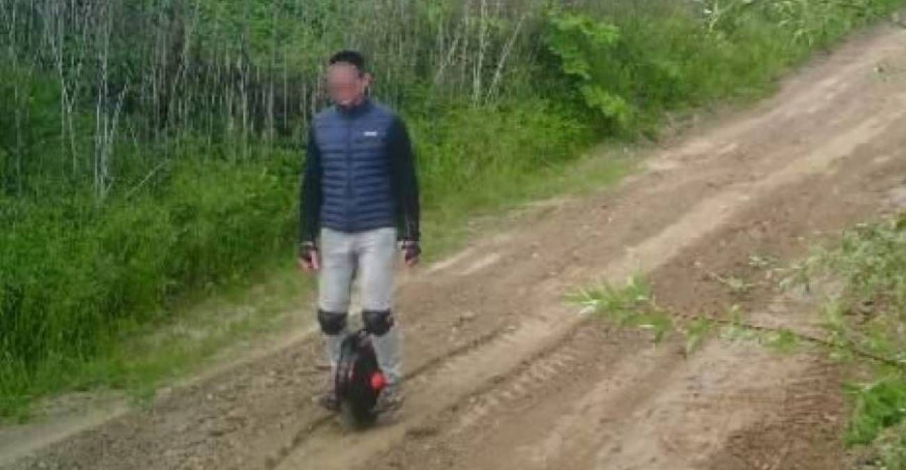 Чоловік намався виїхати за кордон на моноколесі Чоловік намався виїхати за кордон на моноколесі